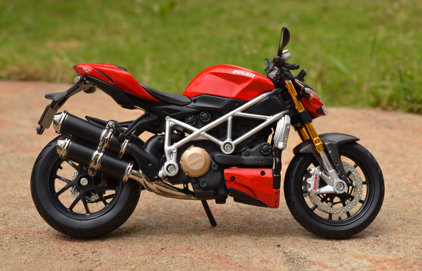 Ducati Model STREETFIGHTER S Sealed New Maisto Motorcycle Model 1:12 