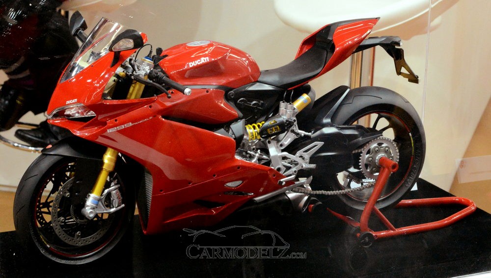 Pocher 1:4 Ducati Panigale 1299S - Profile