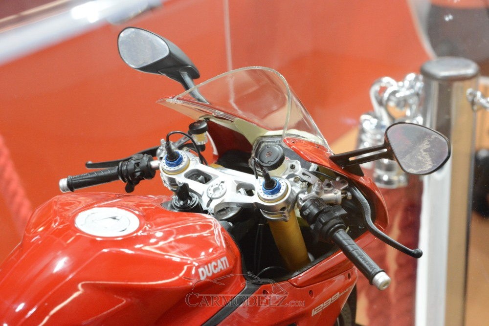 Pocher 1:4 Ducati Panigale 1299S - Tank and Bars