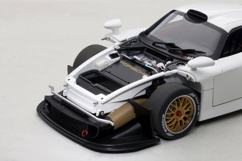 AUTOart 1:18 Porsche 911 GT1 1997 Plain Body Version White