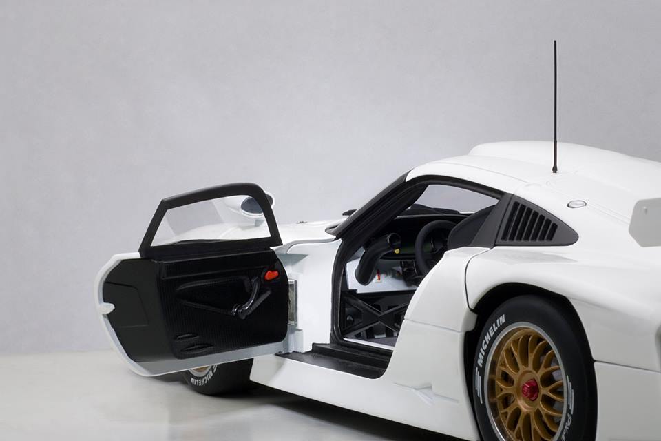 AUTOart 1:18 Porsche 911 GT1 1997 Plain Body Version White - Doors