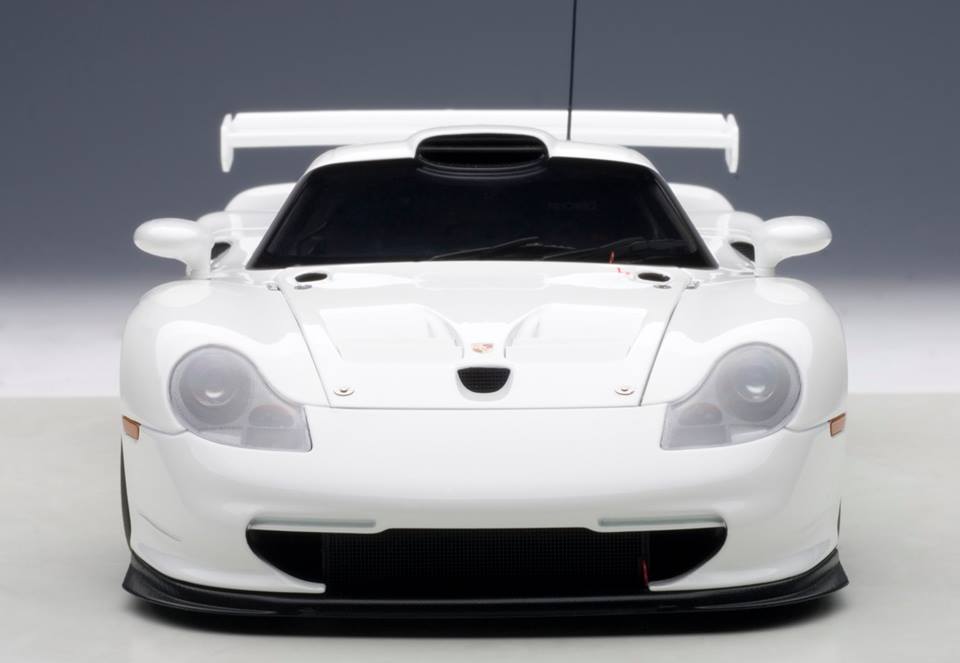 AUTOart 1:18 Porsche 911 GT1 1997 Plain Body Version White - Front View