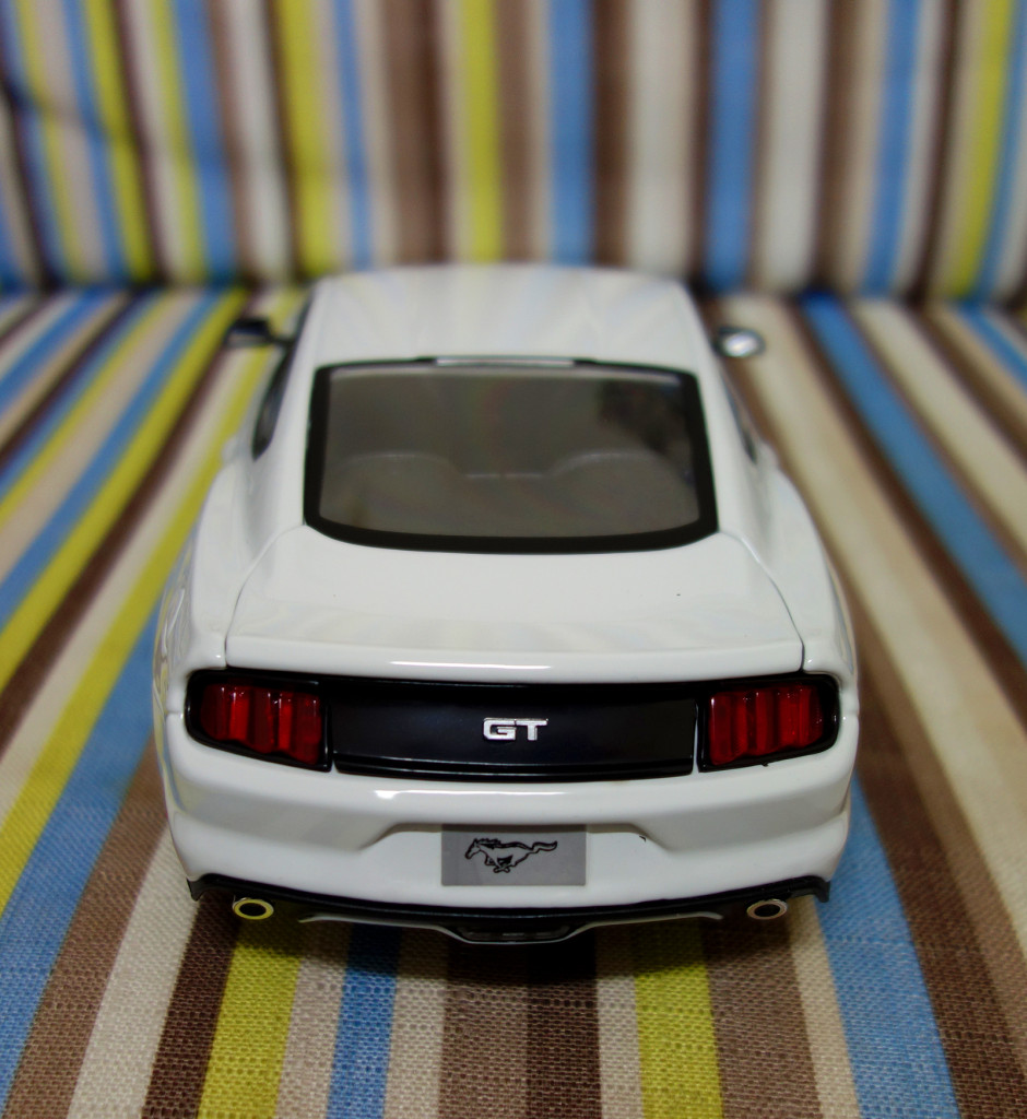 Maisto 1:18 Ford Mustang 2015 - Rear View