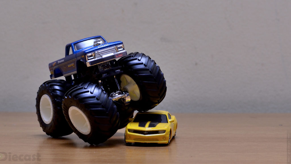 Hot Wheels 1:64 Bigfoot Monster Truck vs Chevy Camaro