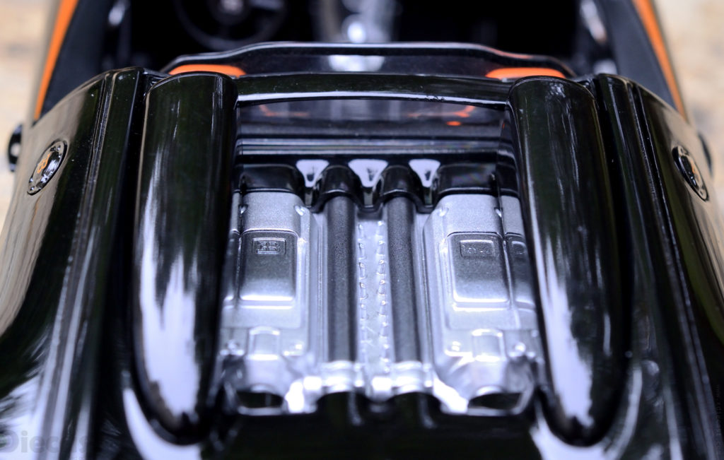 Rastar Bugatti Veyron Grand Sport Vitesse - Engine
