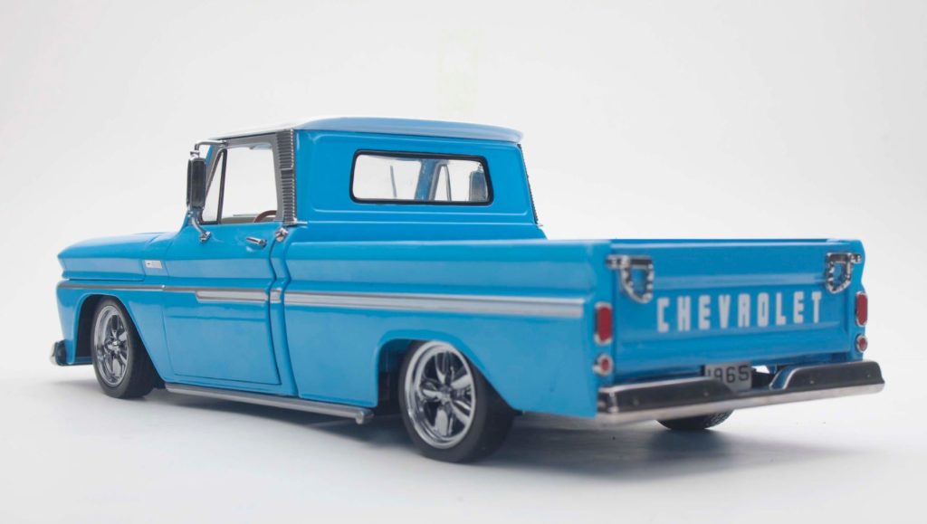 Sunstar 1965 Chevrolet C-10 Styleside Pickup Lowrider - Blue