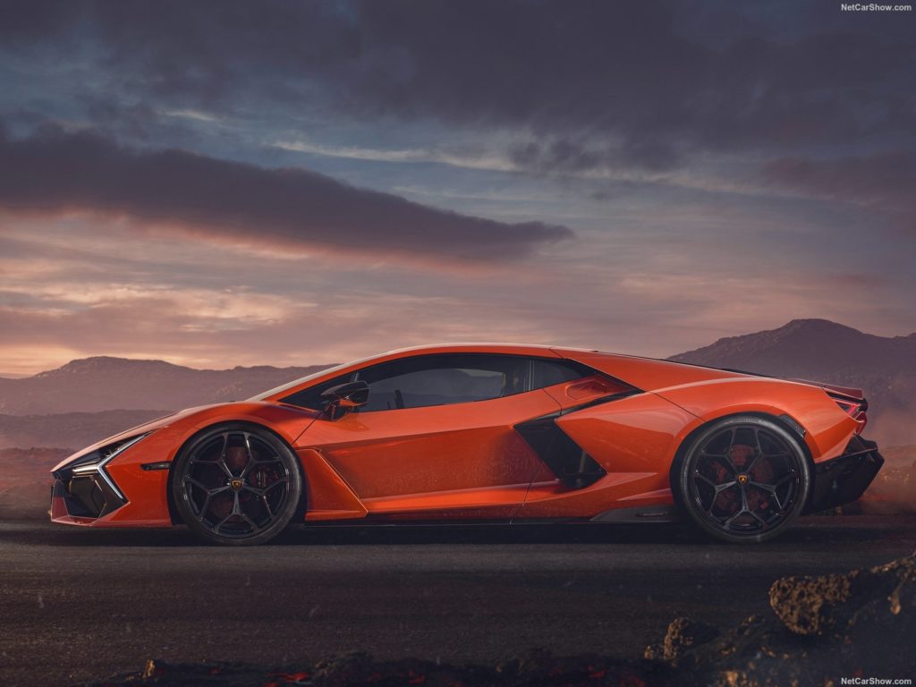 Lamborghini Revuelto 2024 - Profile