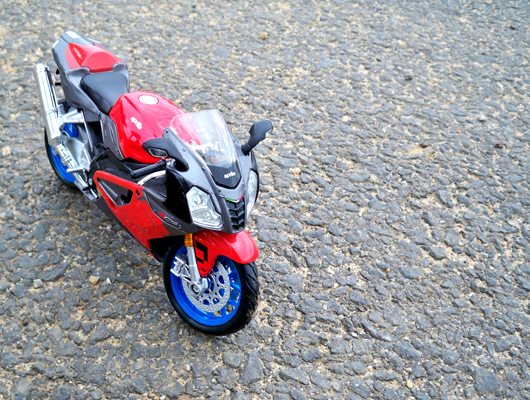 Aprilia RSV1000R – Maisto