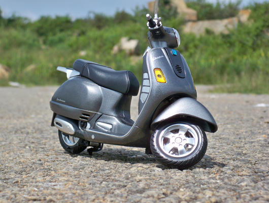 Vespa Granturismo 200L – NewRay
