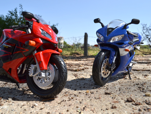 Yamaha YZF-R1 (Maisto) vs Honda CBR600RR (NewRay)