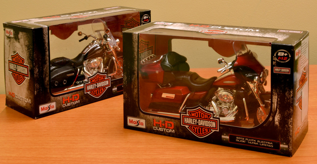2 Maisto made 1/12 Harley Davidsons enters xDiecast Garage