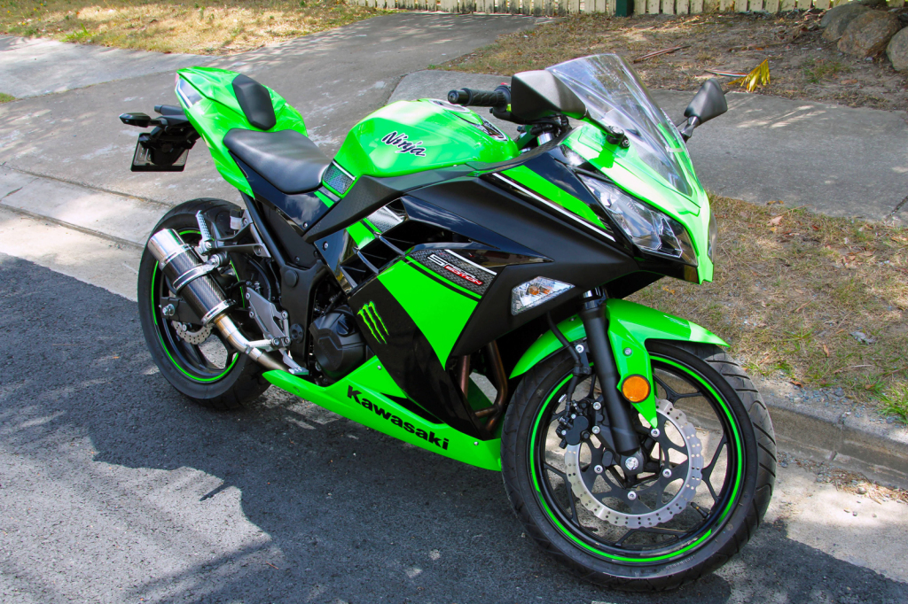 Kawasaki Ninja 250 made by Automaxx can now be parked in your 1:12 Display Case